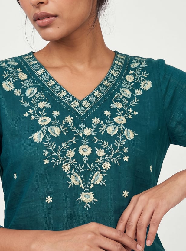 Women Embroidered Straight Kurta