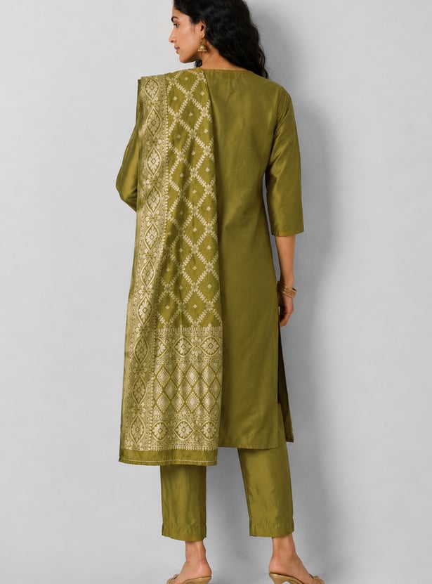 Women Embroidered Straight Kurta Set