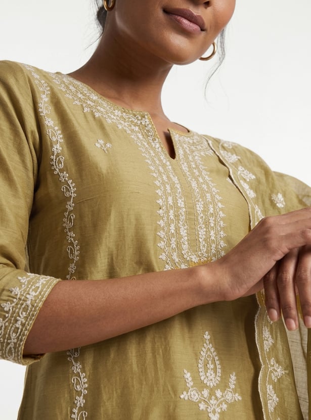 Women Embroidered Straight Kurta Set