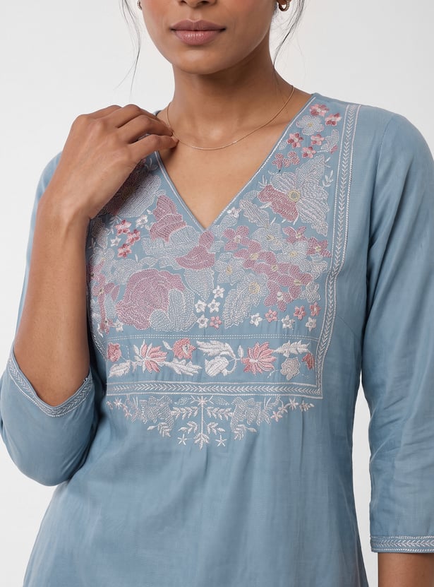 Women Embroidered Straight Kurta