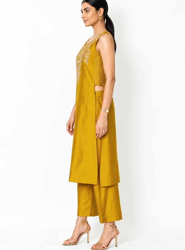 Women Embroidered Straight Kurta Set