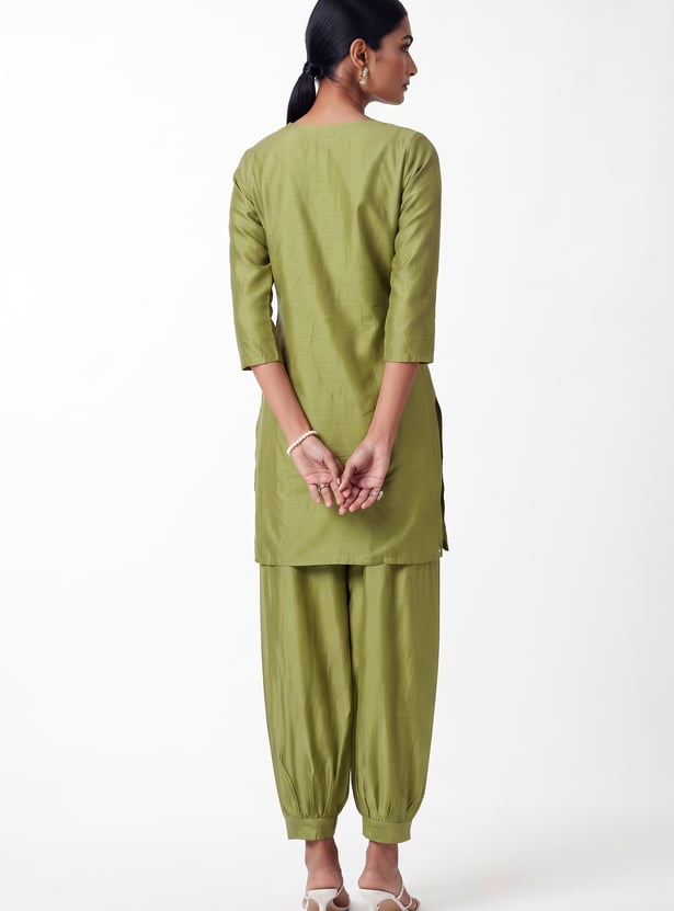 Women Embroidered Straight Kurta Set