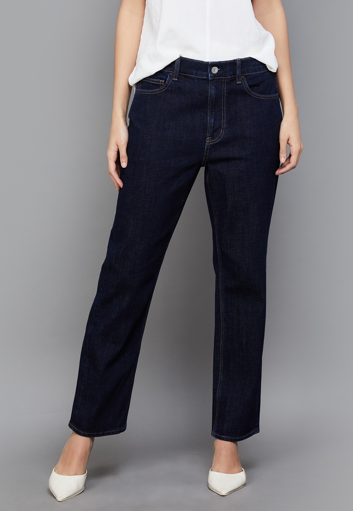AMERICAN EAGLE Washed Super High-Waist Straight Fit Jeans-picture-37