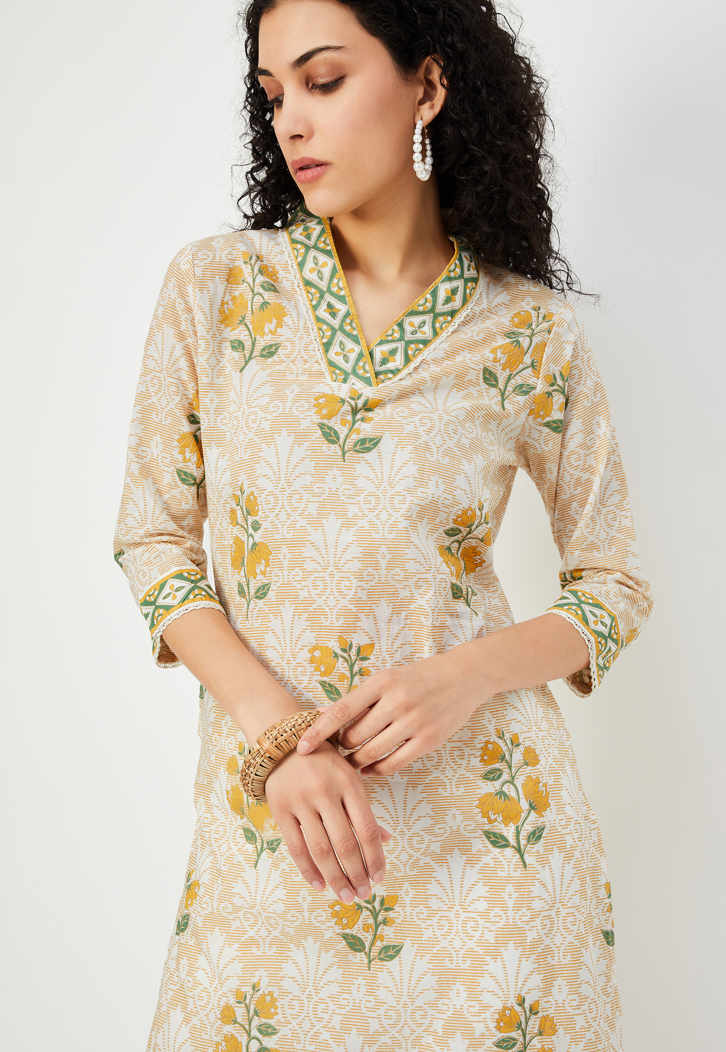 Women Floral Printed Straight Kurta