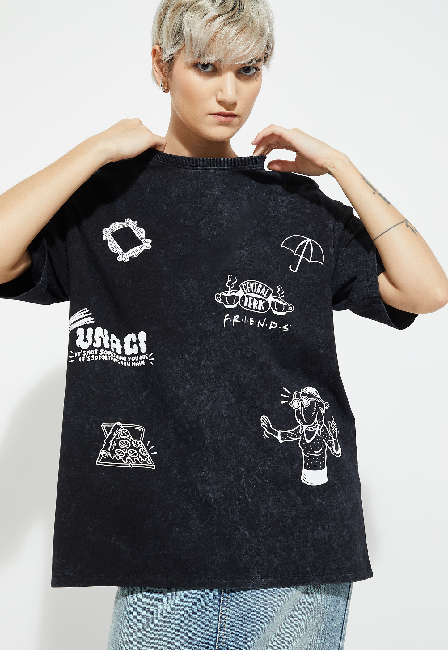 ALAYA F x URB_N Women Friends Print Oversized T-shirt-picture-11